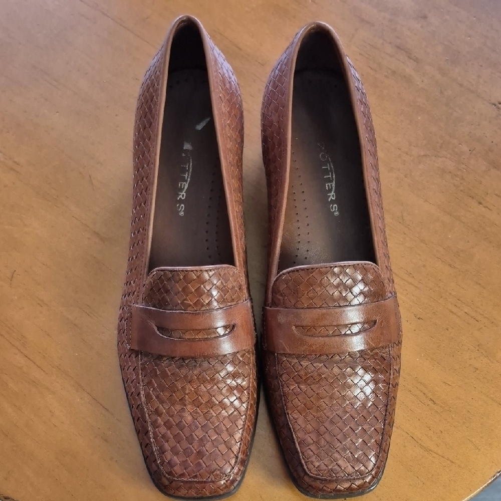 Trotters Brown Woven Leather Loafers. GUC. Size 9